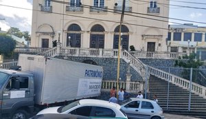 Caminhão baú da SMS perde controle e bate em outro veículo também da SMS