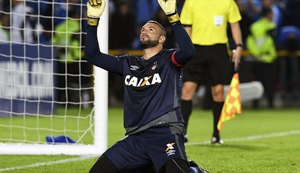 Nos pênaltis, Atlético-PR elimina Millonarios e segue na Libertadores