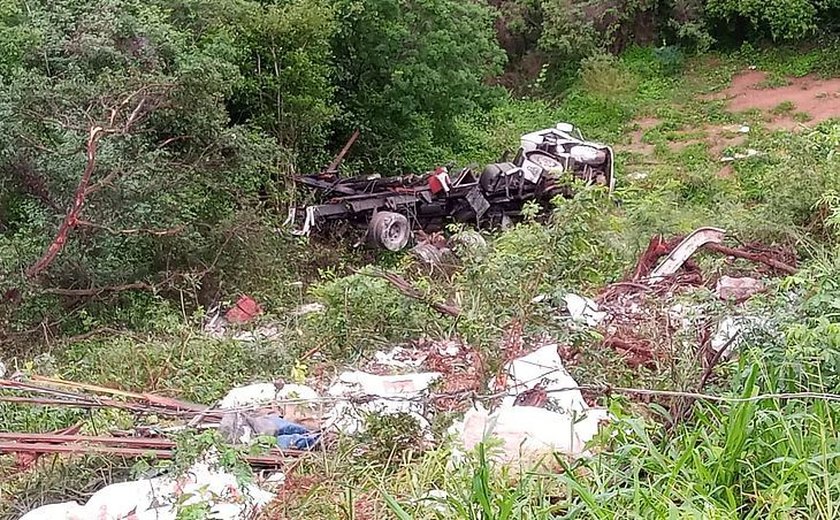 Motorista morre após tombamento de carreta na AL-115 em Palmeira dos Índios