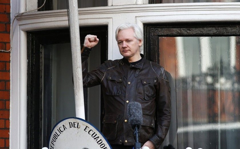 Assange comemora arquivamento de investigação por estupro na Suécia