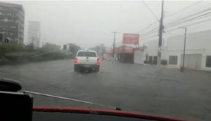 Temporal atinge principais avenidas e ruas de Maceió afetando trânsito