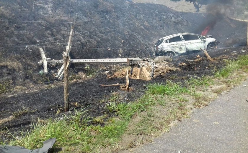 Acidente termina em colisão com poste e incêndio na BR-316 em Atalaia