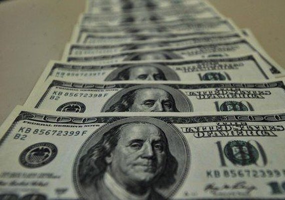 Dólar tem leve alta nesta segunda ante real à espera do Congresso Nacional