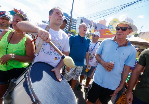 Governador Renan Filho prestigia desfile do Pinto da Madrugada