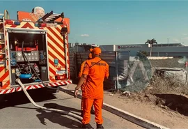 Carro capota e pega fogo após motorista desviar de motociclista na AL-220