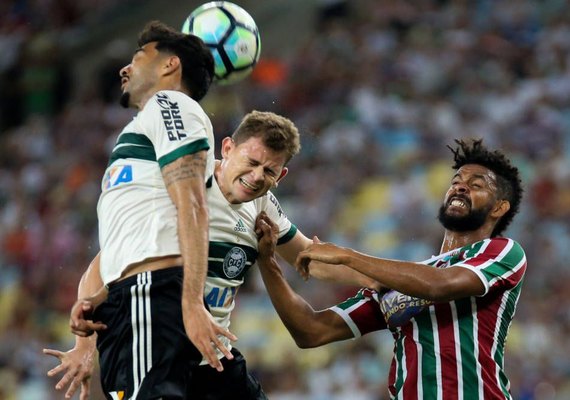 Zagueiro marca contra e a favor em empate entre Fluminense e Coritiba