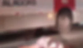 Mulher morre após colisão entre moto e ônibus na Avenida Menino Marcelo, no Antares