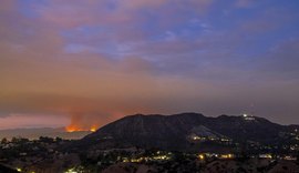 Los Angeles começa a controlar maior incêndio florestal da história da cidade