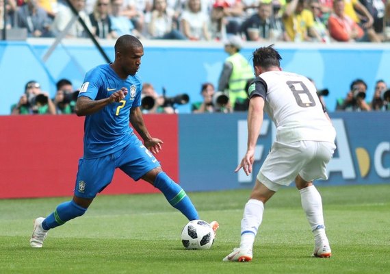 Destaque contra Costa Rica, Douglas Costa tem lesão e não enfrenta Sérvia