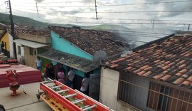 Incêndio atinge quarto, sala e cozinha de residência e moradora tem mal súbito