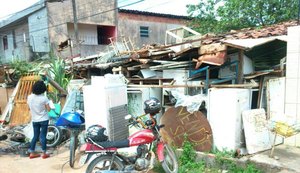 Slum realiza operação em casa de acumulador de lixo no bairro da Santa Lúcia