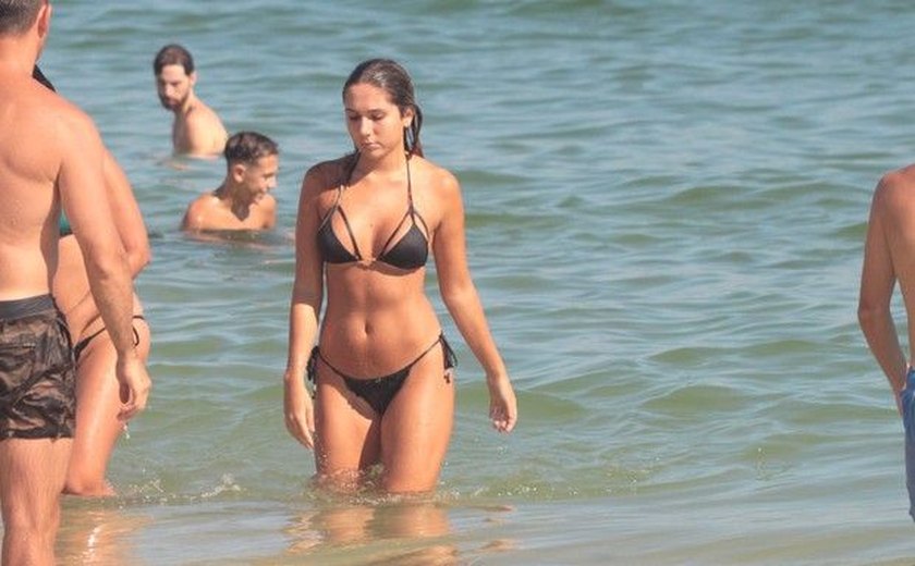 Carolina Portaluppi exibe ótima forma e se refresca em praia do Rio de Janeiro
