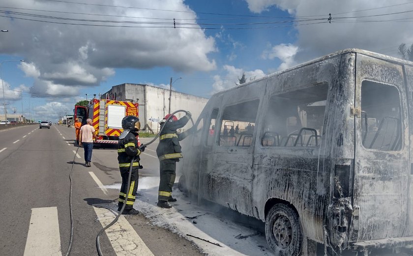 Van que transportava estudantes de Arapíraca para São Sebastião pega fogo na AL-110