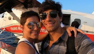 Deborah Secco e Hugo Moura desembarcam nas Ilhas Maldivas