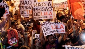 Manifestantes ocupam ruas em torno do Sindicato dos Metalúrgicos em apoio a Lula