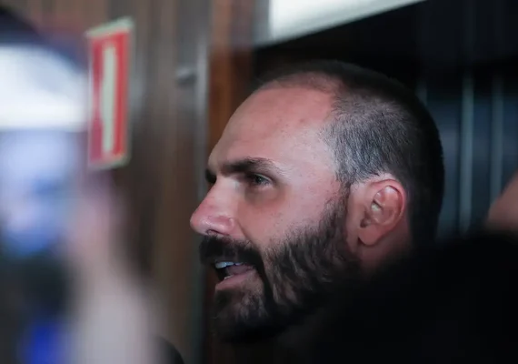 STF forma maioria para tornar Eduardo Bolsonaro réu no tarifaço