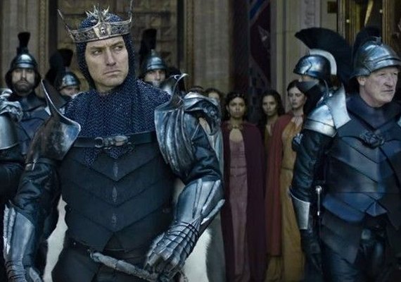 Jude Law faz vilão em novo 'Rei Arthur' e diz: 'Difícil é ser simpático'