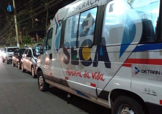 Motorista é detido por embriaguez ao volante após atingir PM de raspão com veículo