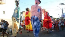 Bloco Bonecos da Cidade resgata carnaval de rua em último dia de folia em Maceió