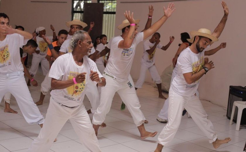 Secretaria de Saúde de Maceió leva oficina de capoeira a usuários dos Caps