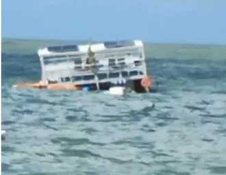 Ventos fortes e mar agitado podem ter provocado afundamento de catamarã na Ponta Verde