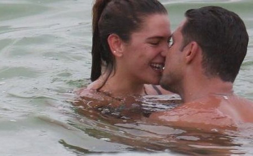 Cauã Reymond e Mariana Goldfarb beijam muito em praia carioca