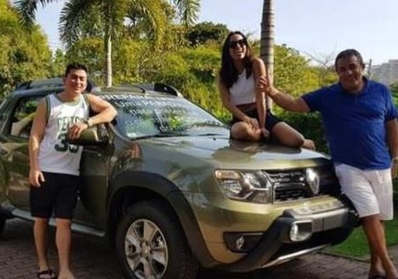 Funkeira Anitta presenteia pai com carrão de luxo