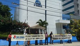 Jornalistas protestam na porta da OAM