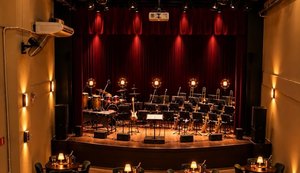 Obra de Djavan ganha concerto com orquestra, voz e vinho no Theatro Homerinho