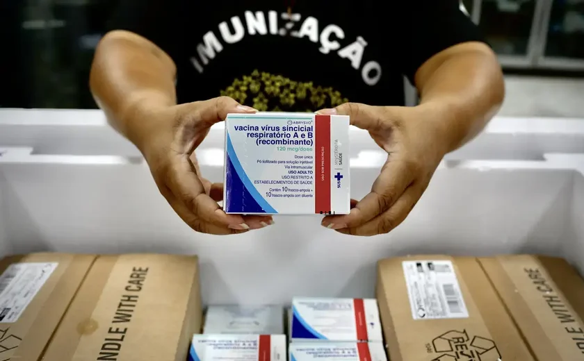 Governo começa a distribuir vacina contra vírus sincicial respiratório