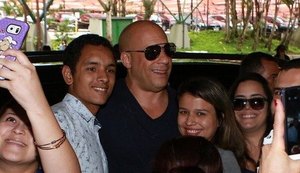 Vin Diesel é cercado por fãs ao chegar no aeroporto de Guarulhos, em São Paulo
