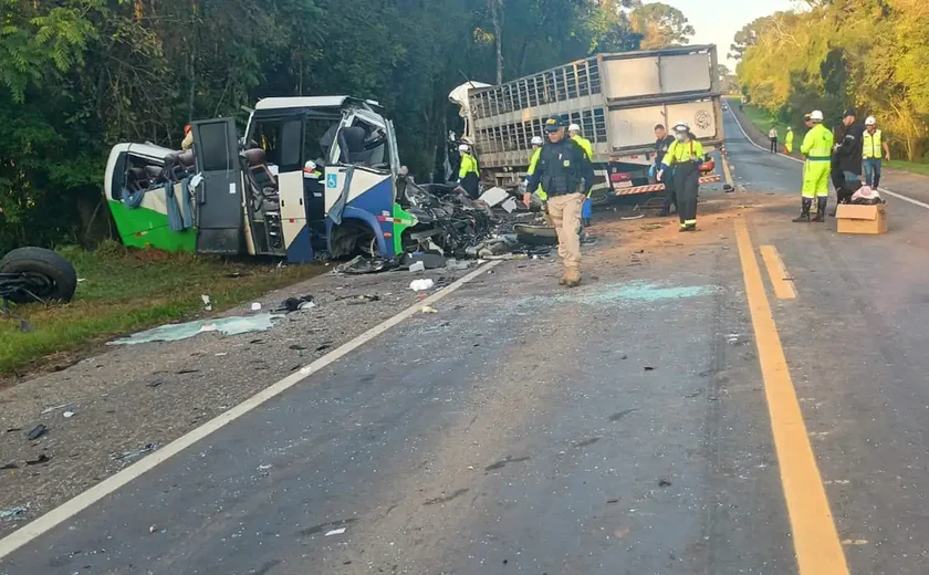 Corpos das vítimas de acidente no Paraná são retirados da pista