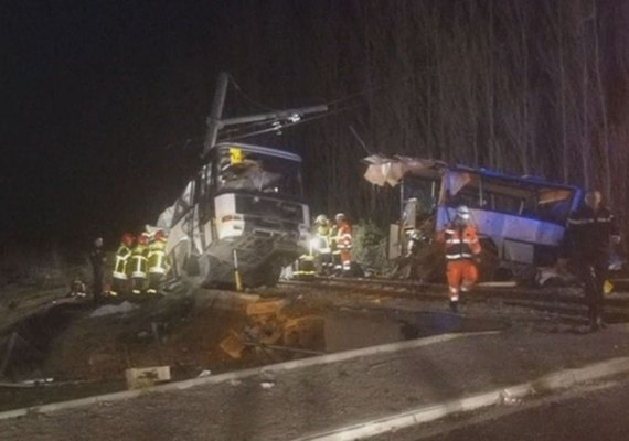 Colisão entre trem e ônibus escolar na França deixa quatro mortos e 19 feridos