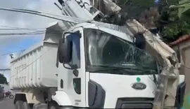Poste de energia elétrica é atingido por caminhão-caçamba em Delmiro Gouveia