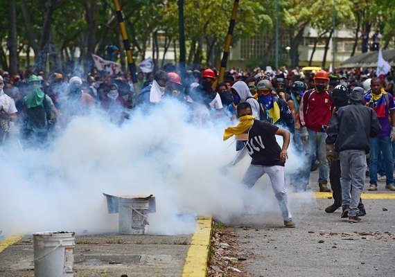 Jovem de 22 anos ferido em protesto morre na Venezuela