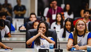 Estudante de escola municipal se destaca em projeto que aproxima jovens do legislativo