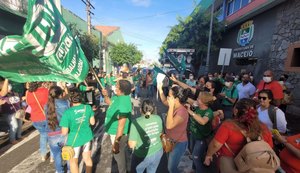 Exigindo valorização e negociação, trabalhadores em Educação de Maceió realizam protesto