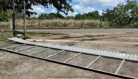 Motorista violento destrói com sua carreta entrada da empresa da própria família