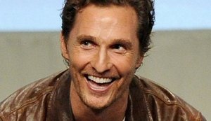 Ator Matthew McConaughey come em restaurante por quilo no Brasil