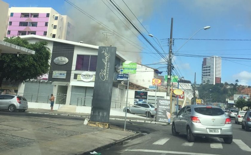 Donos de galeteria chegam para trabalhar e são surpreendidos com incêndio