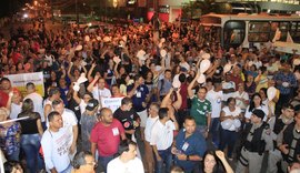 Moradores do Pinheiro, Mutange e Bebedouro param a parte alta de Maceió em protesto