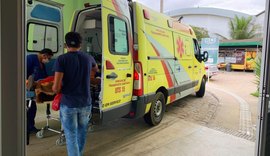 Agreste: ambulância colide em poste e três pessoas ficam feridas