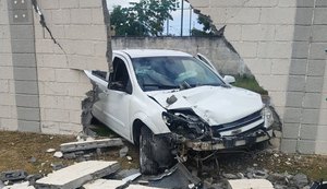 Carro derruba muro de condomínio no Antares