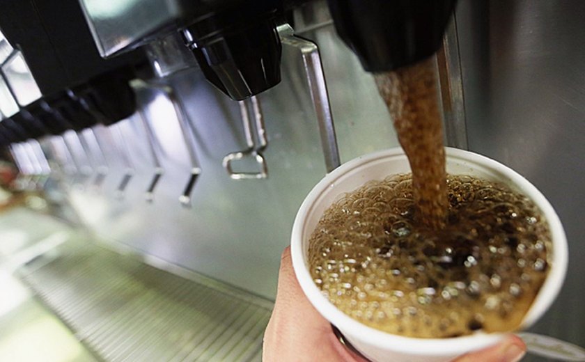 Ministro da Saúde quer proibir refil de refrigerante em fast foods