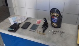 Polícia prende dupla com arma de fogo, drogas e cheque na Praia do Francês