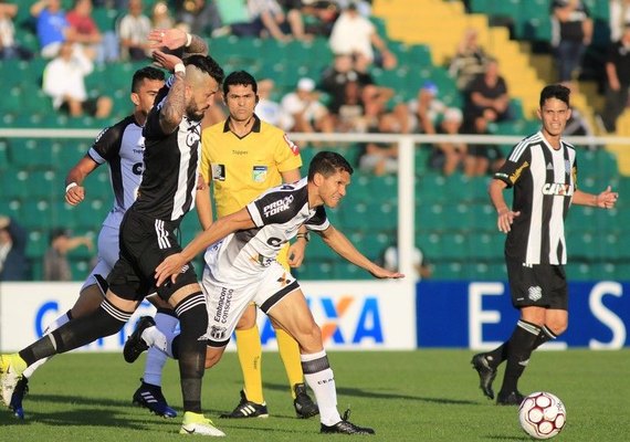 Com ajuda de goleiro adversário, Ceará bate Figueirense e encosta no G4