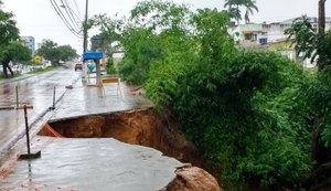 Chuvas em Maceió aumentam erosão em barreira na principal via do Murilópolis