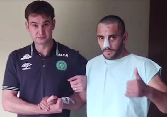 Alan Ruschel dá primeiros passos após queda de avião da Chape; veja vídeo