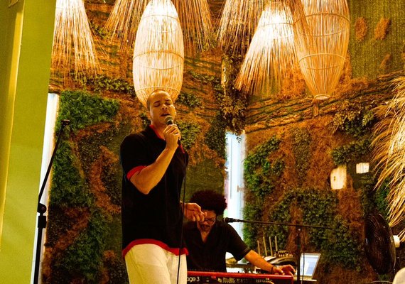 João Calabar e Dinho Zampier apresentam temporada do show Caleidoscópio em Maceió