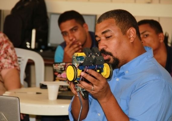 Educação oferece formação em robótica para professores da rede estadual